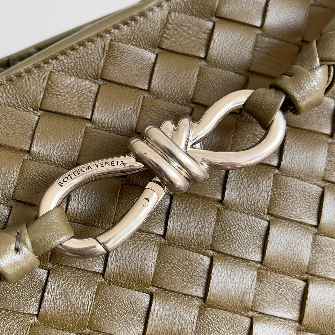 The 2023 new Andiamo batch of 2260 BV has been shipped‼ ️Really popular🔥The new Andiamo woven handbag launched by Bottega Veneta this season is really popular all over the world! ! Celebrities at home and abroad have worn it, and Oscar-winning actress Michelle Yeoh has taken it out on the street. Song Jia, Trai Yara, Yu Feihong, Sanji Ayaka, Rosie Hunting-Whiteley, Yoshioka Riho, etc. have all picked up this bag. It is classic and versatile, showing off its temperament, and the bag capacity is also large, which is very convenient for daily commuting! ! A variety of carrying methods, the shoulder straps can be adjusted by yourself, the original lambskin feels soft and delicate, and the unisex style breaks the gender boundaries and brings a more practical and long-lasting use experience. Andiamo, which has both elegant and casual styles, perfectly interprets the true appearance of "fashionable old money style". Style number: 743572 Size: 32*24*12
